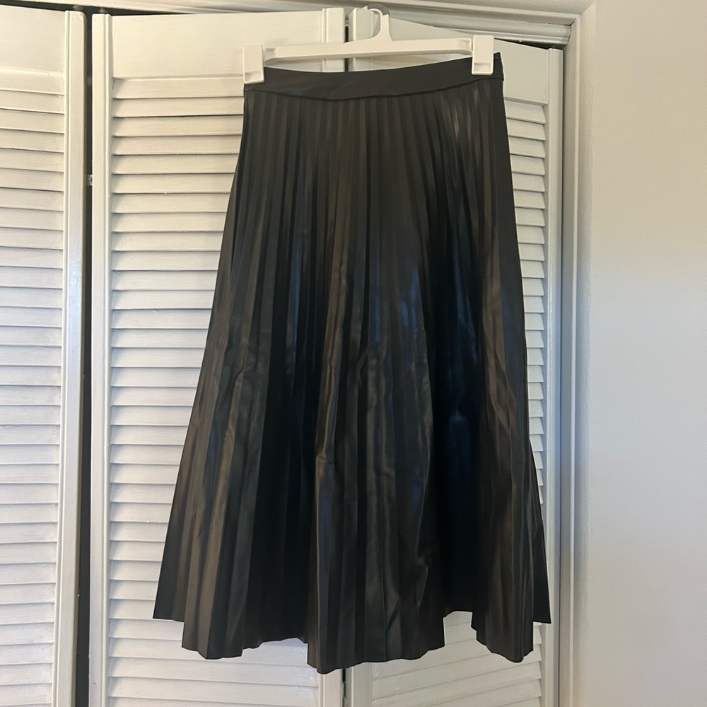 Elegant Black Pleated Skirt